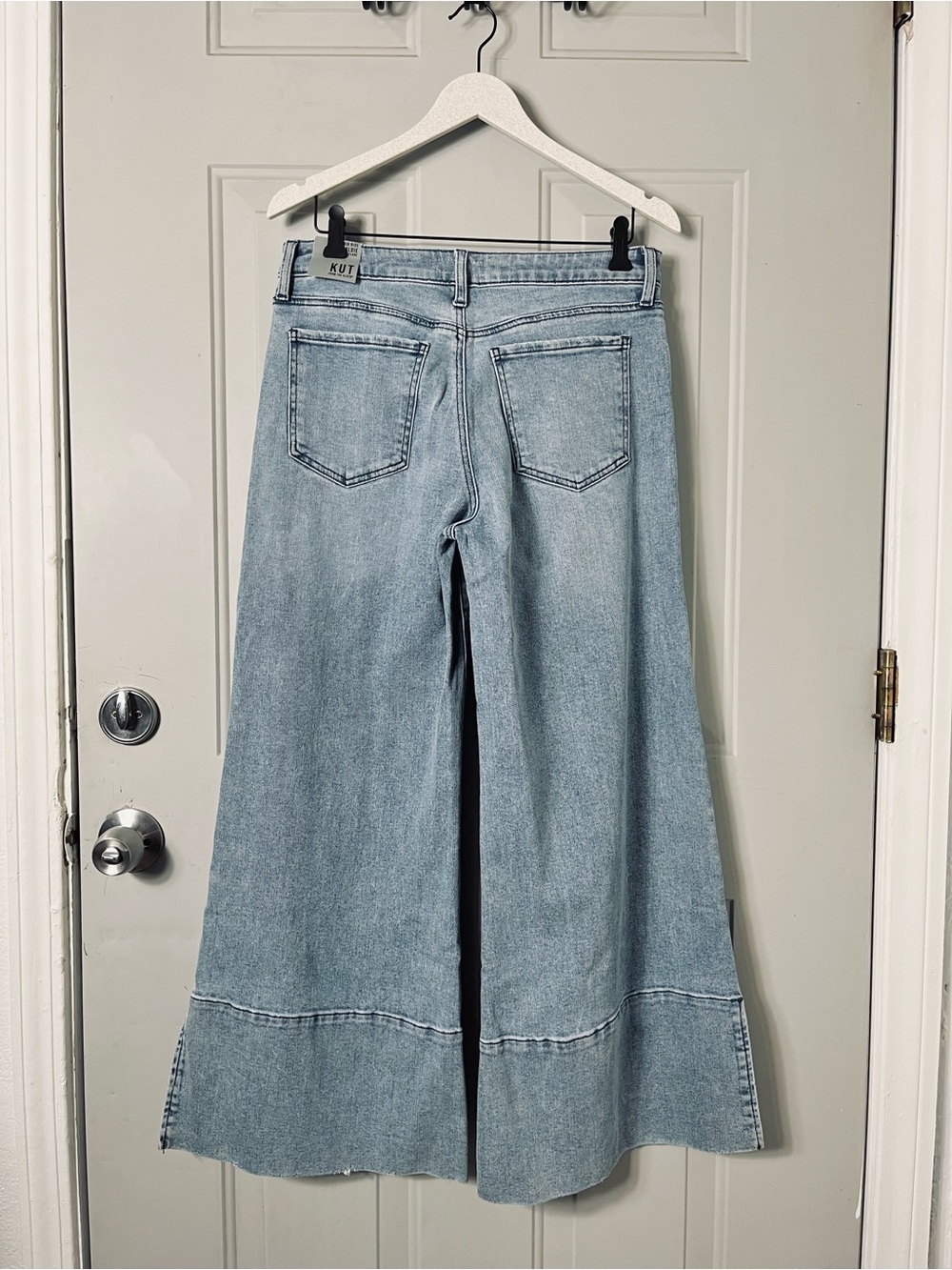 NEW Evereve KUT Goldie Exaggerated Hem Super Flare Famous Wash Jeans size 8 - Picture 5 of 6
